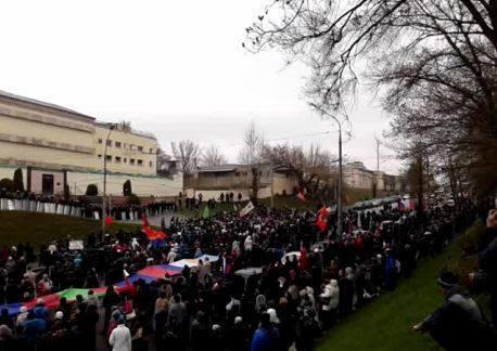 Колонна пророссийских активистов движется к Харьковскому СИЗО. Фото: «ВКонтакте»