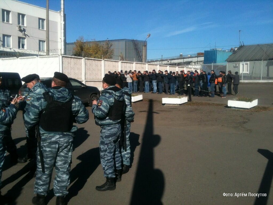 Полиция задерживает мигрантов в Западном Бирюлёво