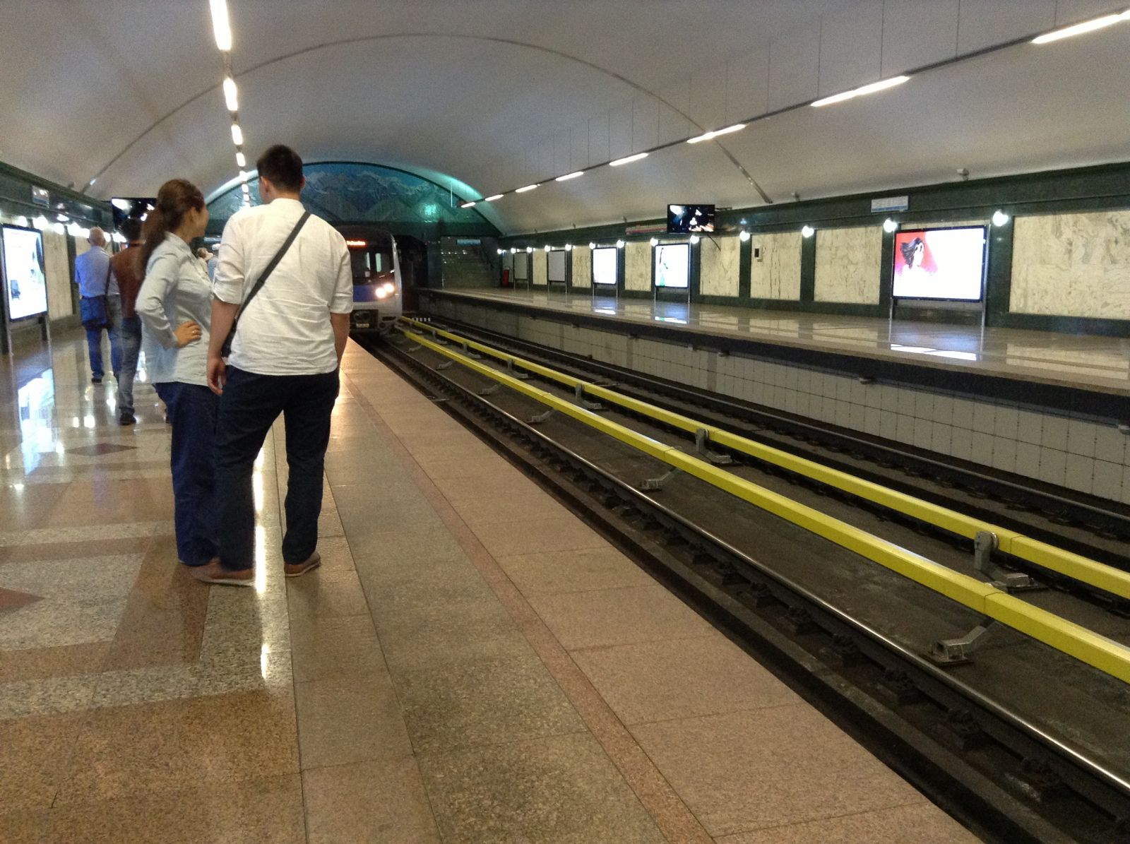 Метро Алматы. Длина линий - 7,6 км. Количество станций - 7, все в центре города.