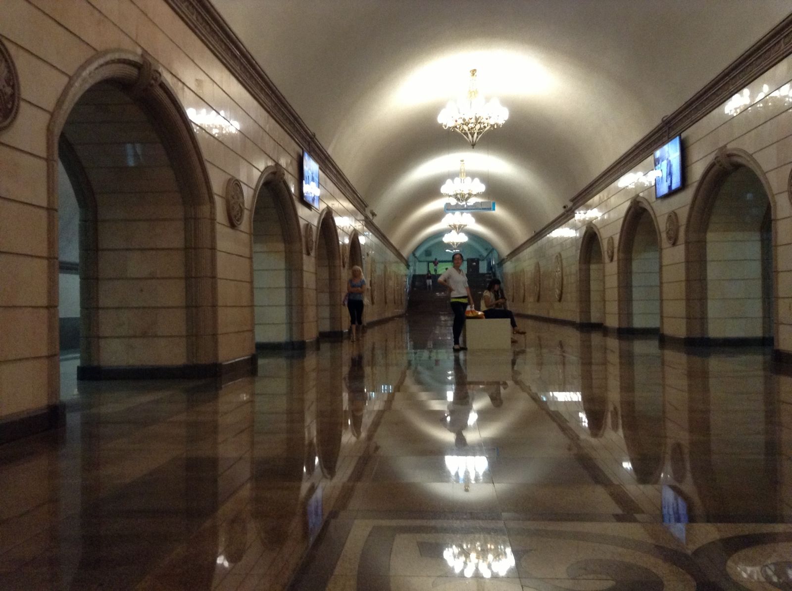 Метро Алматы. Станция Театр имени Мухтара Ауэзова.