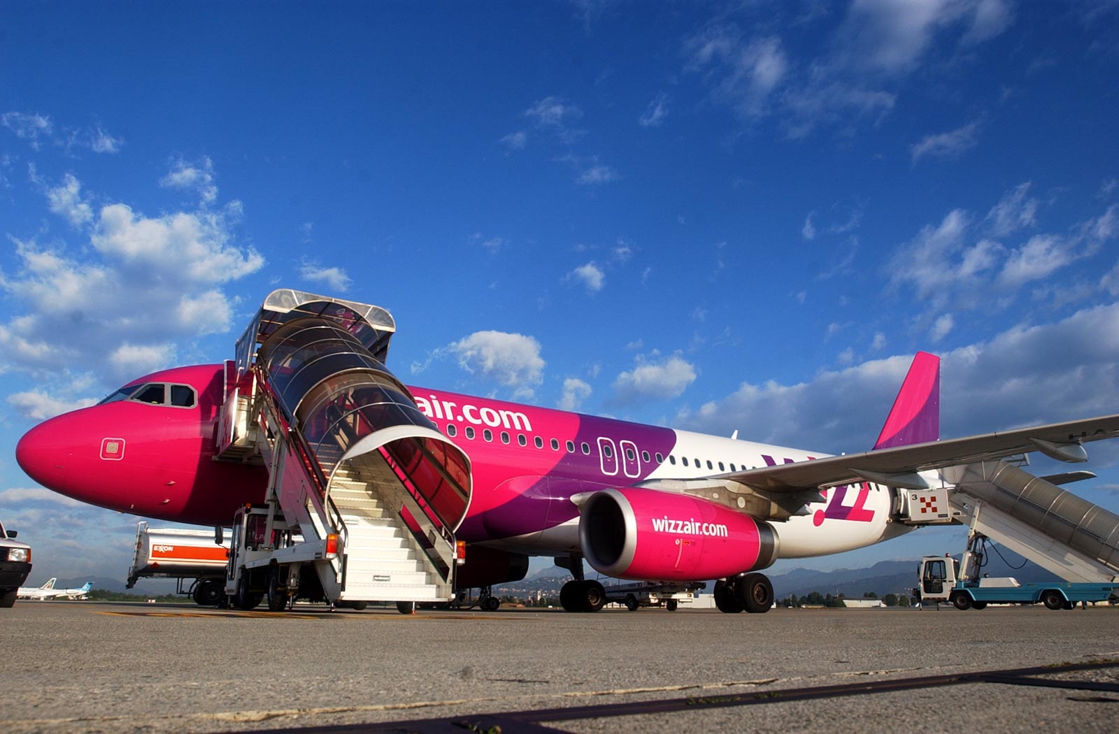 Самолет дешево. Wizz Air самолеты. Wizz Air lowcoster. Авиакомпании лоукостеры. Самолеты лоукостеры.