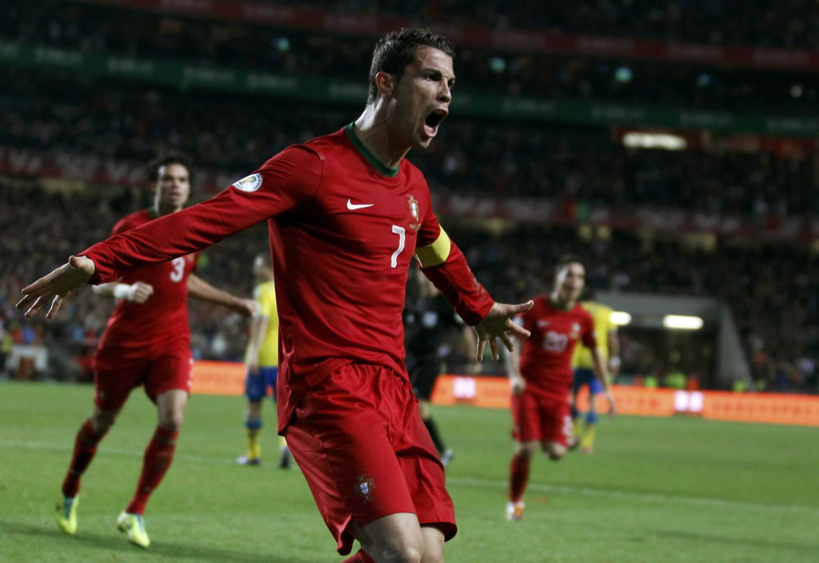 Роналду стал главным претендентом на «Золотой мяч» после того, как забил четыре гола из четырёх в ворота сборной Швеции и вывел Португалию на Чемпионат Мира