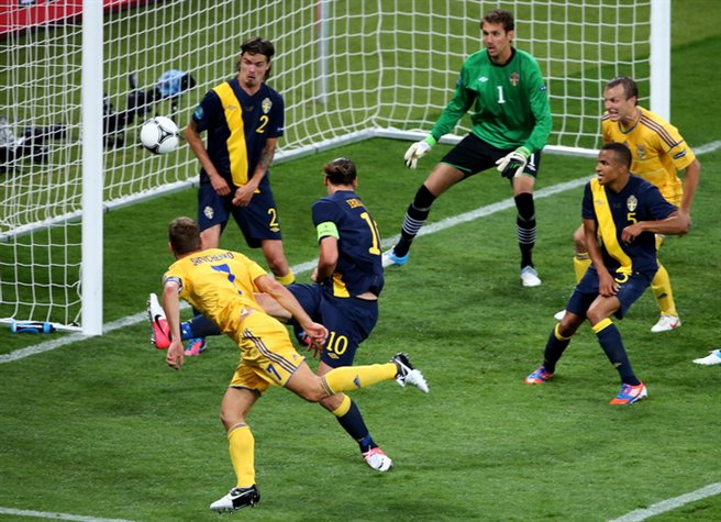 Приятные момент Евро. Шева забивает победный мяч в шведские ворота