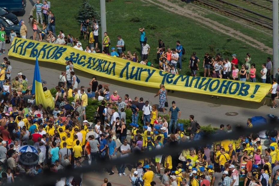 Болельщики протестуют против решения УЕФА на площади Розы Люксембург в Харькове
