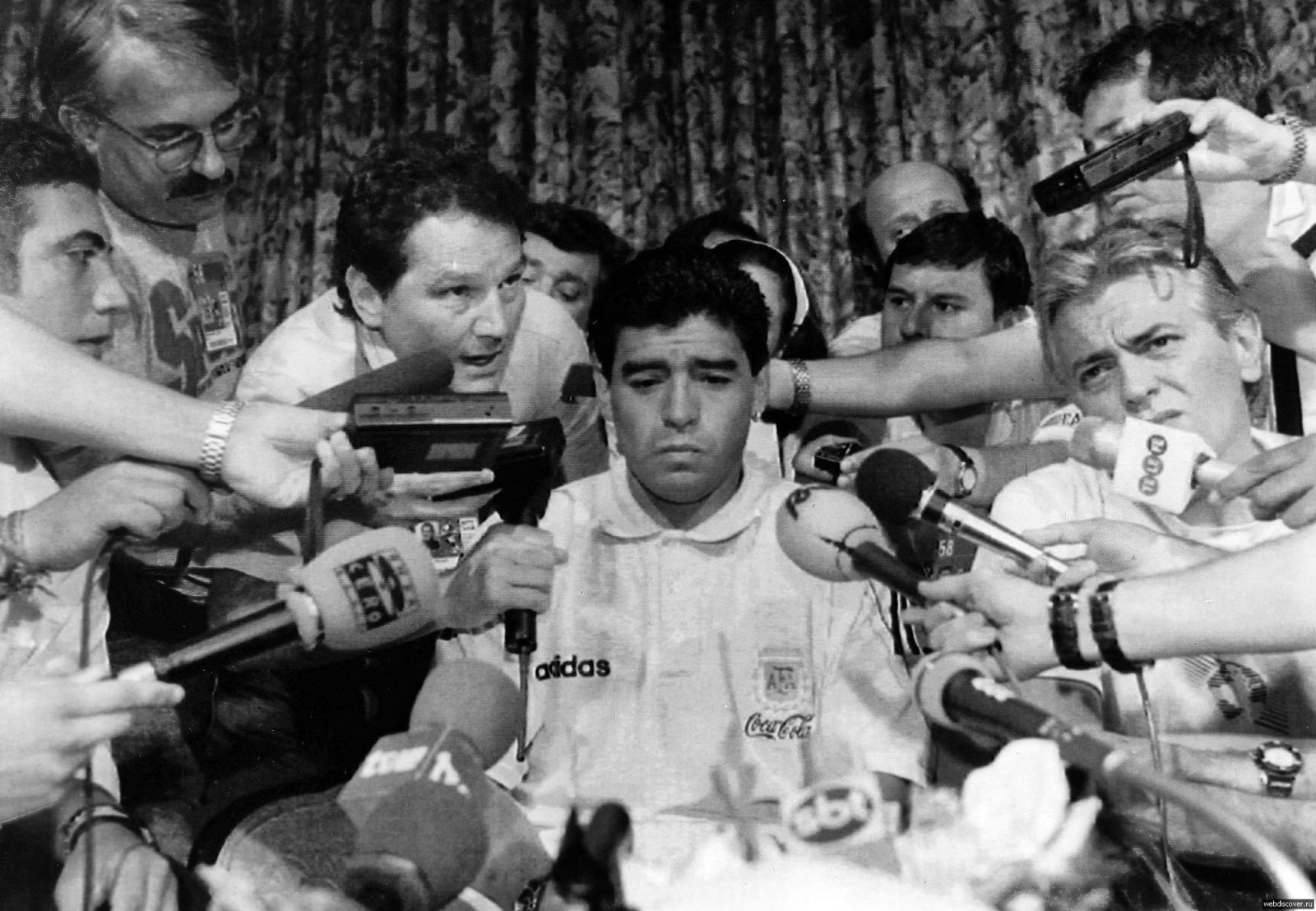 Диего Армандо отвечает журналистам после провального допинг-теста на Чемпионате Мира-1994