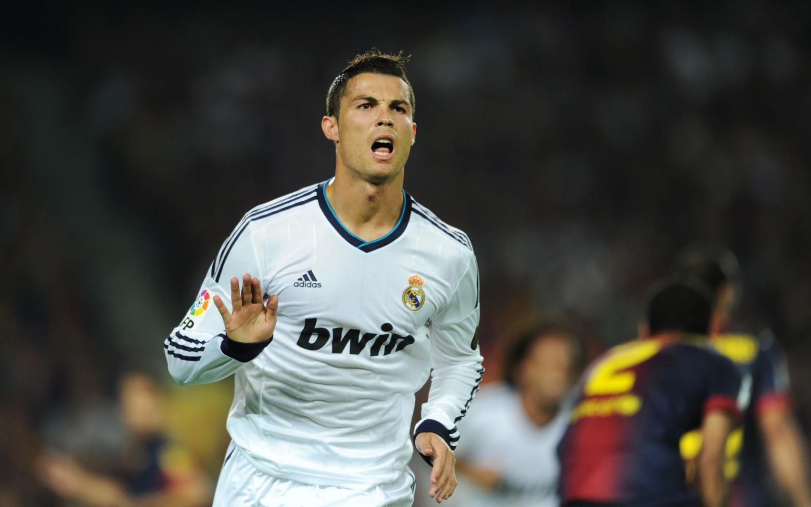 Роналду забивает практически в каждой игре за мадридский «Реал». В 2013-м году у португальца — 56 игр и 66 голов за мадридский клуб во всех турнирах