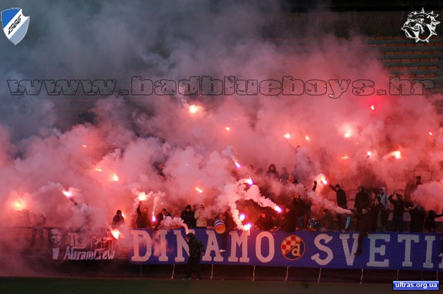 Балканские фанаты — большие поклонники пиротехники. Часть матча обязательно будет сыграна в дыму