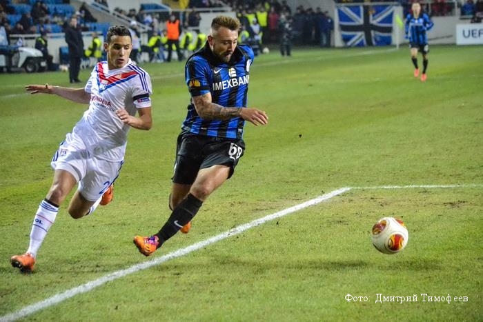 С мячом лидер атак «Черноморца» Алексей Антонов