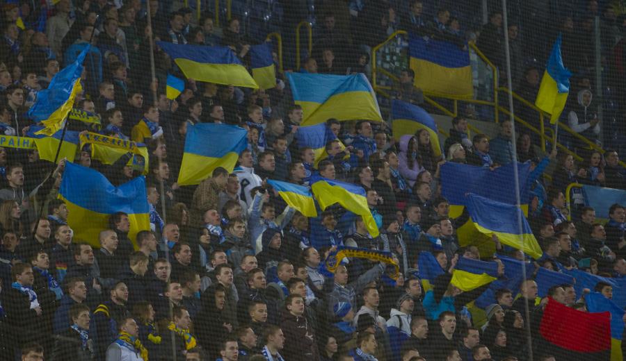 Ультрас в этом туре использовали много украинских флагов. На фото — днепропетровские фанаты