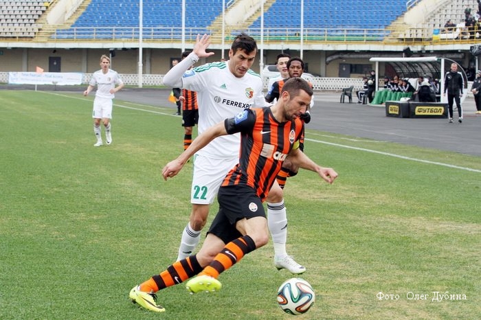 Герой матча Адис Яхович пытается отобрать мяч у капитана соперника Дарио Срны