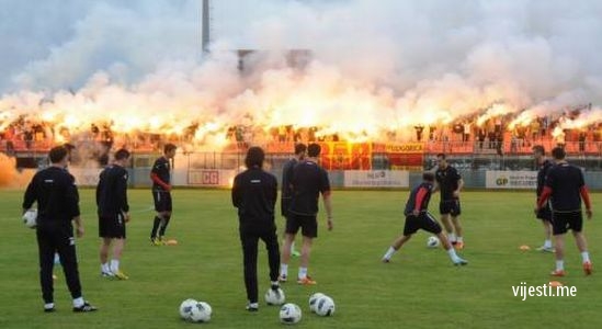 Так черногорские фанаты вдохновляли любимцев на вчерашней предматчевой тренировке