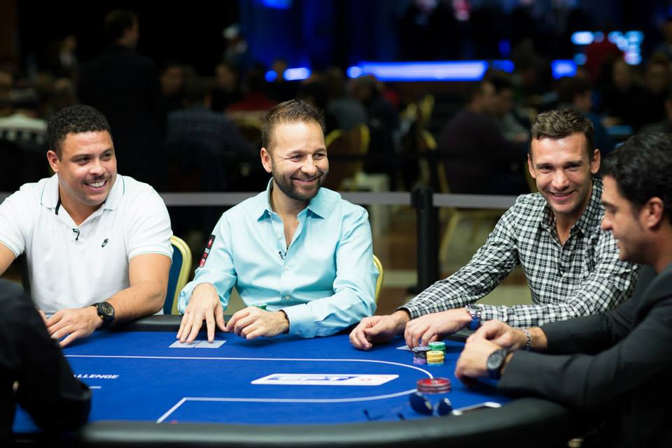 Слева «зубастик» Роналдо, справа Андрей. Также покером увлекается звезда тенниса Рафаэль Надаль