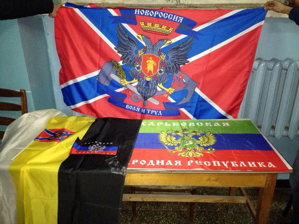 В офисе «Исхода» силовики нашли символику так называемых «Новороссии», «ДНР» и «ХНР». 