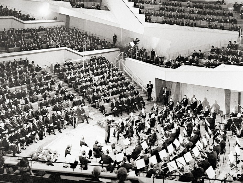 Герберт фон Караян на открытии дирижировал Девятую симфонию Бетховена. Источник: Reinhard Friedrich