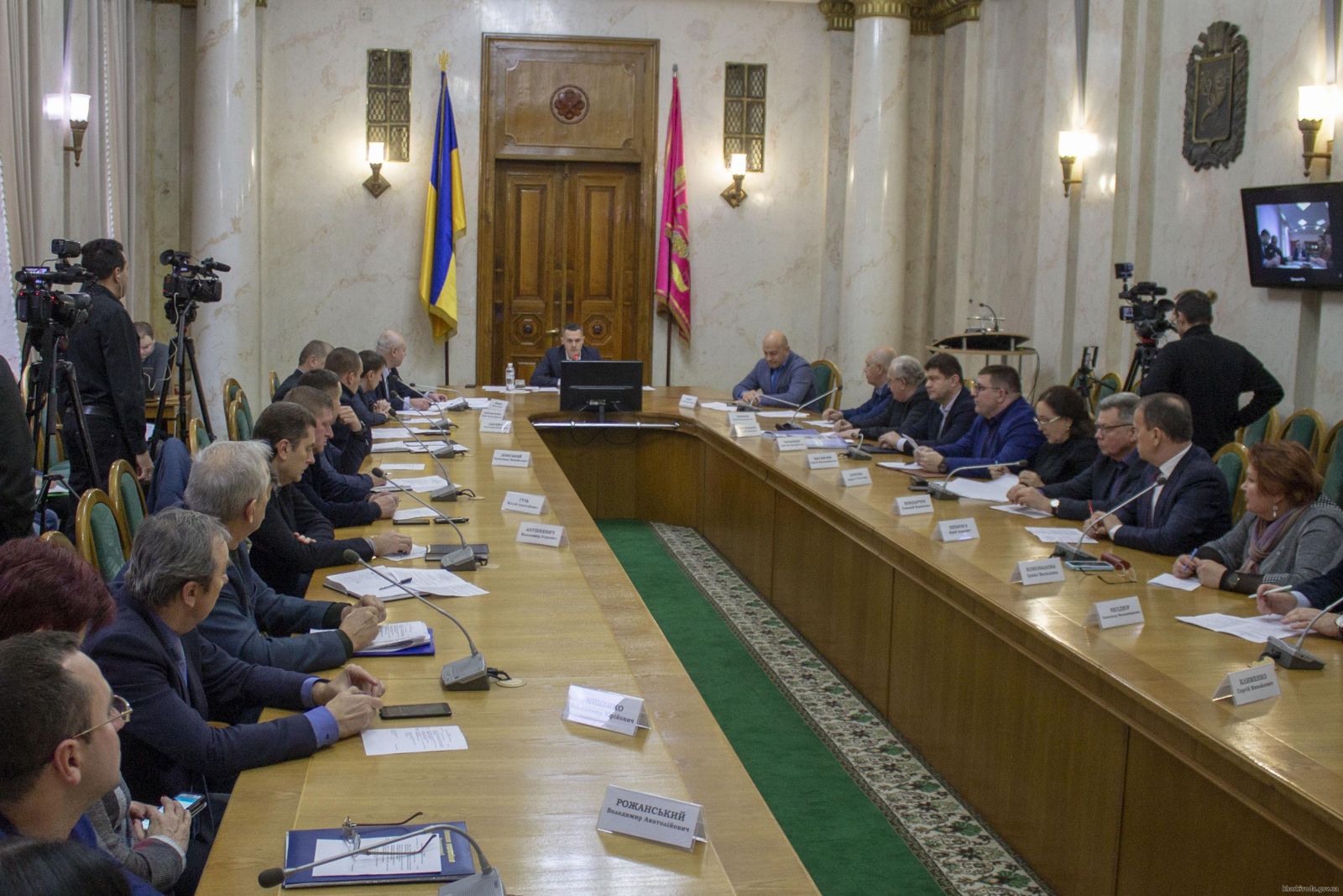 На засідання Регіональної комісії запросили пресу, але журналістам дозволили бути присутніми лише на початку. Через певну специфіку питань, — пояснив Кучер. Фото Харківської ОДА