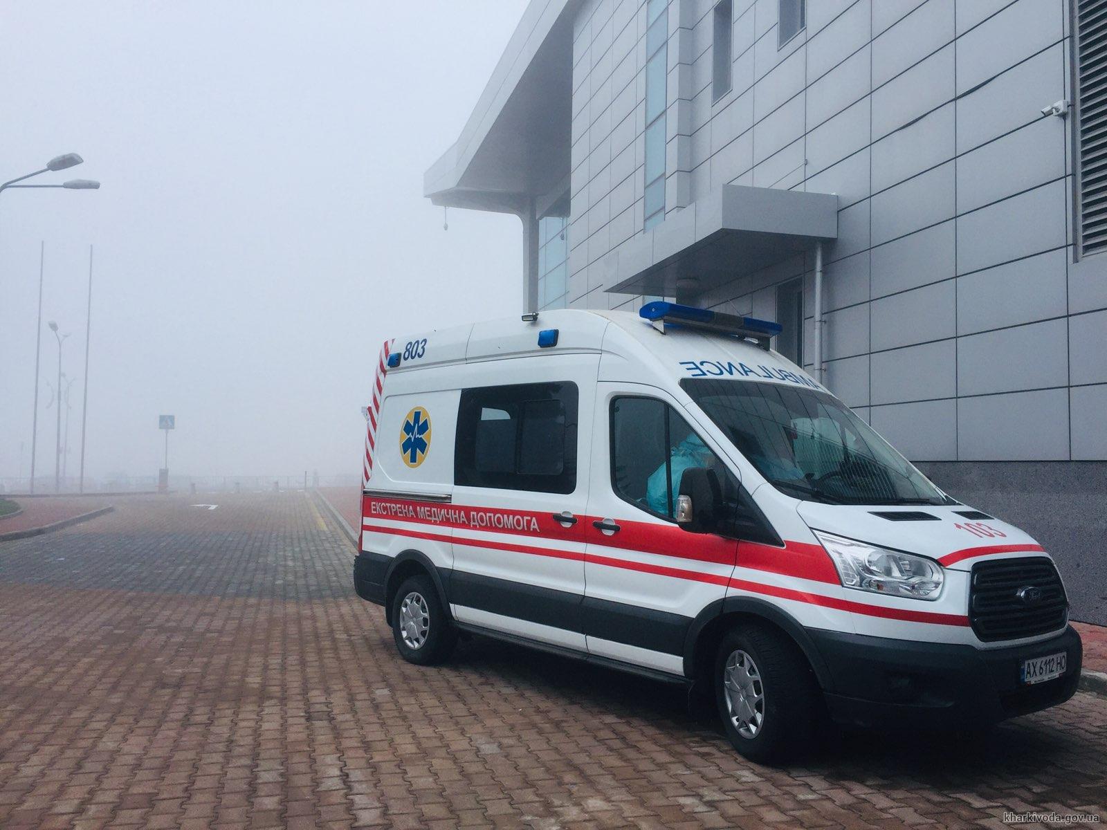 Медичний транспорт біля Харківського аеропорту. Фото Харківської ОДА