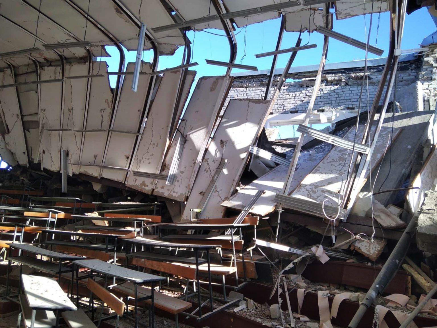 Зруйнована російськими обстрілами аудиторія у будівлі фізтеху. Джерело фото: Ігор Гірка/Facebook