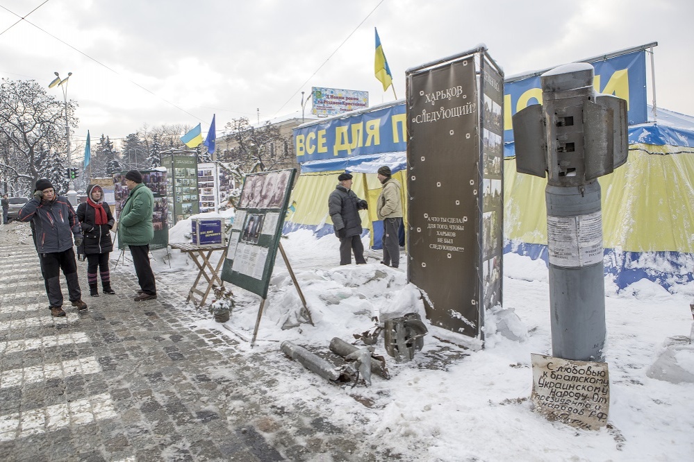 Активисты харьковского Евромайдана напоминают горожанам о том, что в стране война
