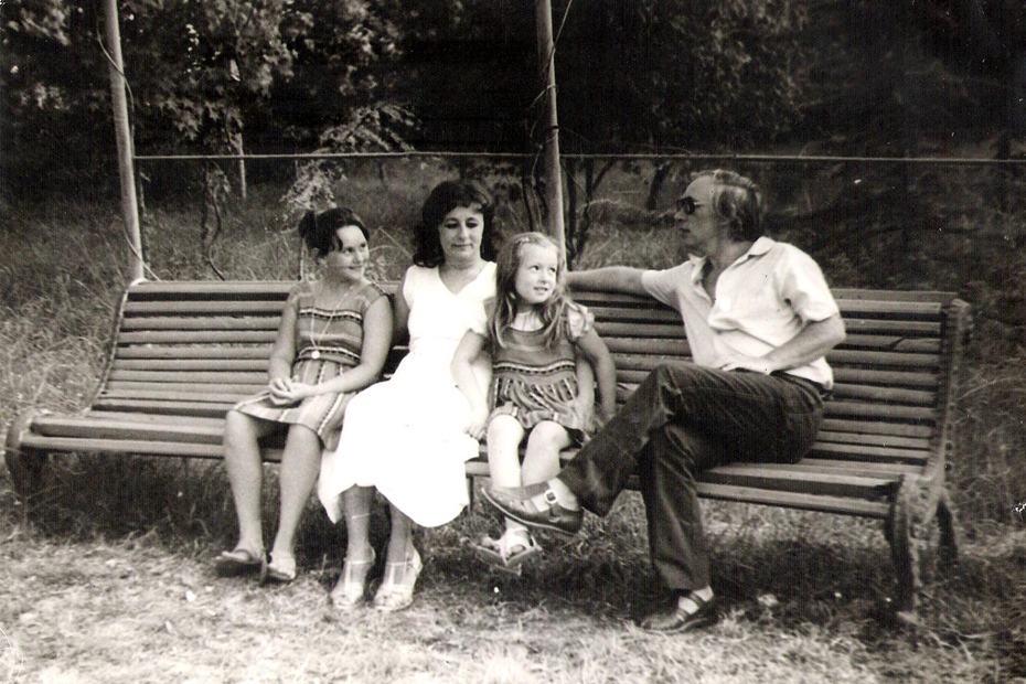 Валентин Бибик с женой и дочерьми
