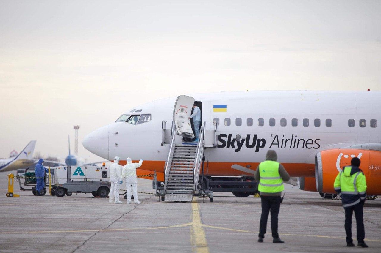Літак на дозаправці у Борисполі. Фото МВС