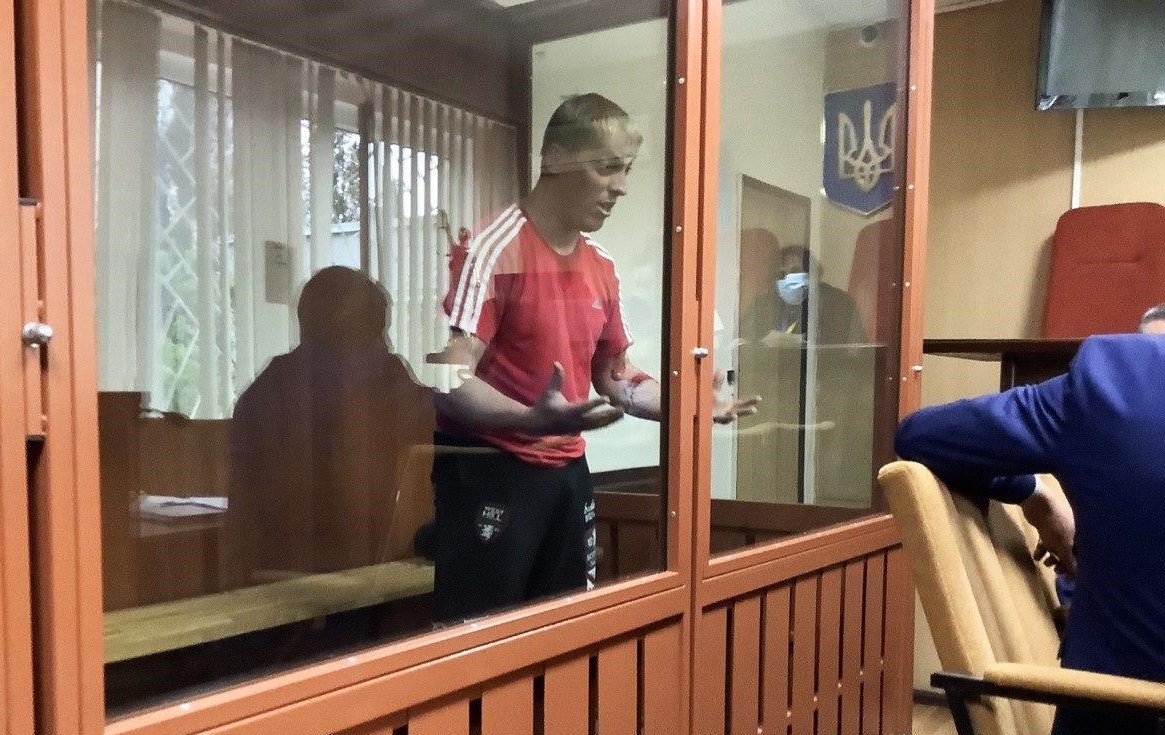 Маслов на засіданні суду з пораненою рукою. До суду йому викликали швидку