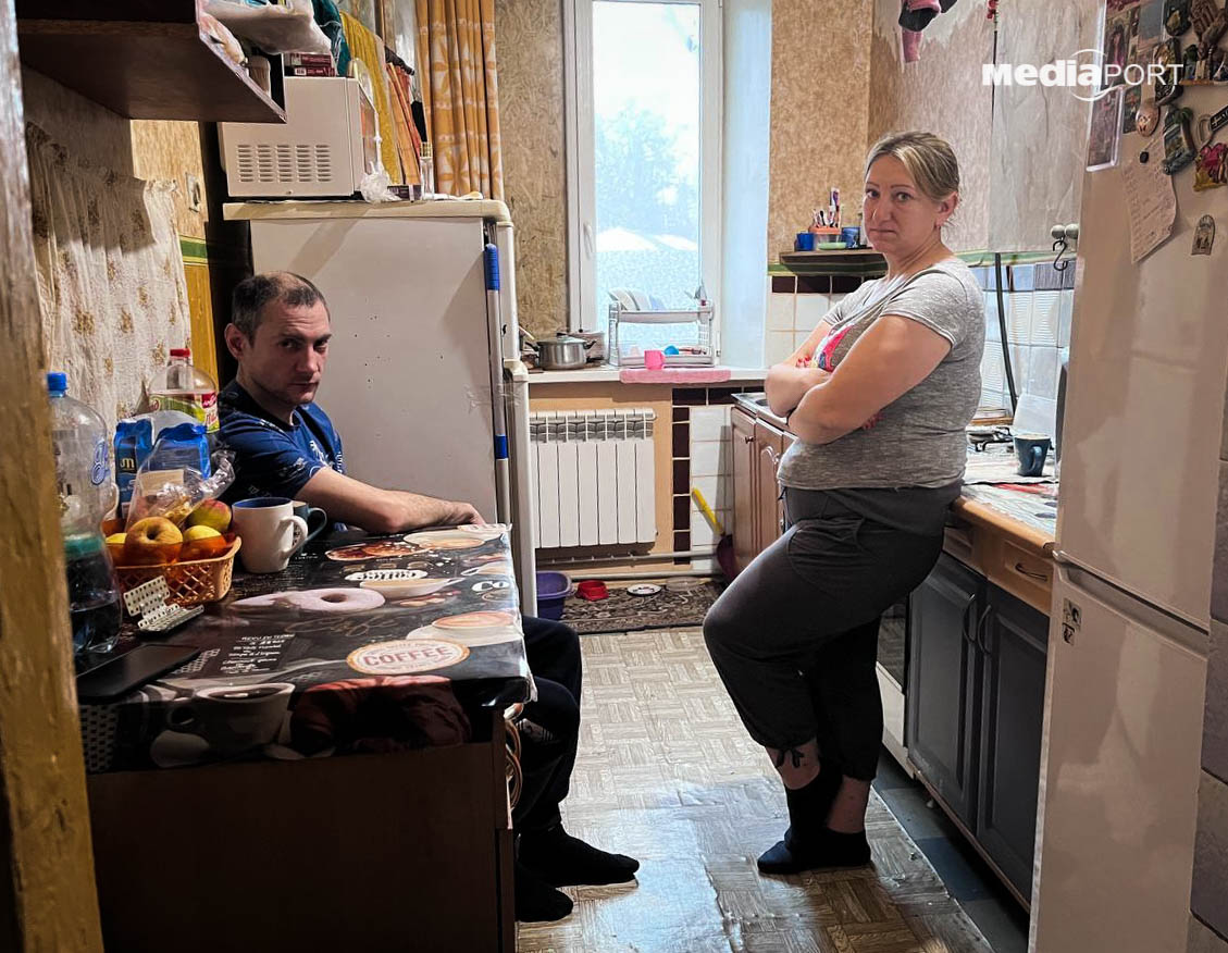 Син загиблої жінки Андрій Мочалов з родиною живуть у сусідньому будинку