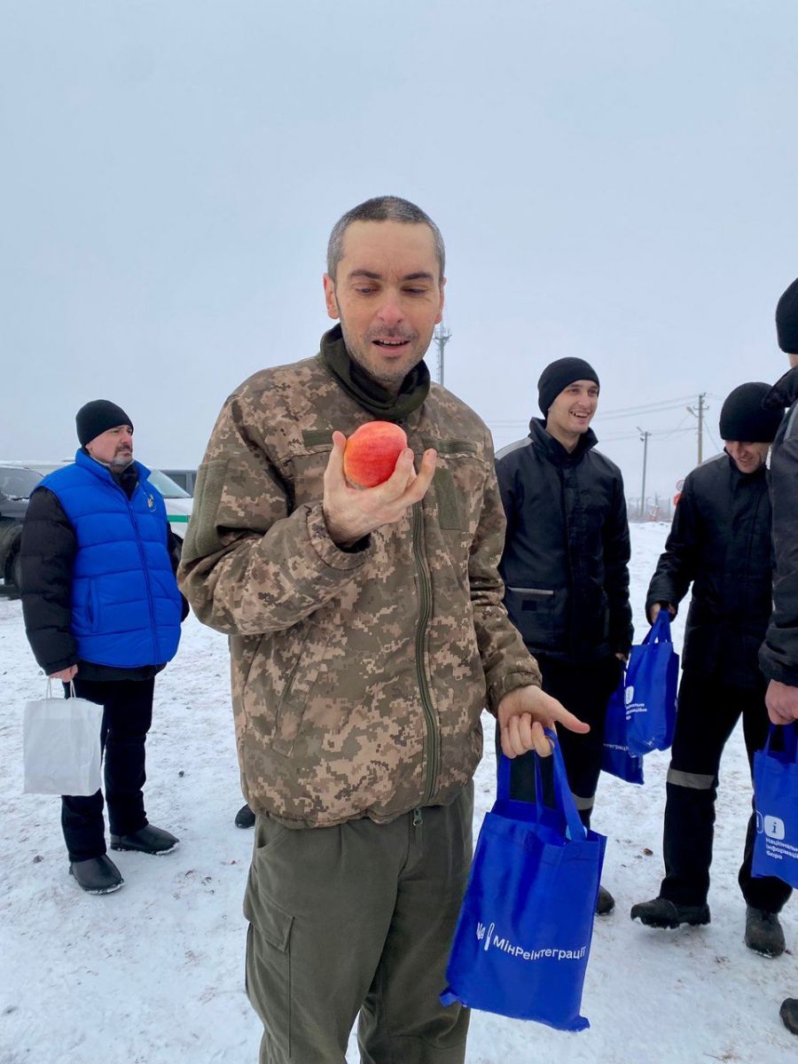 Один з військових сказав, що вперше за рік їсть свіжий фрукт. Фото: ГУР МО України