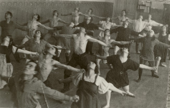 Заняття зі сценічного руху. Фото: encyclopediaofukraine.com