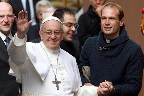Папа Франциск и священник Гонсало Эмилиус. Фото: lanacion.com.ar