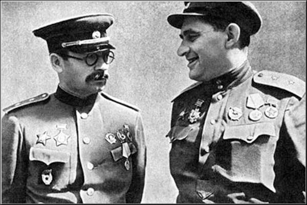 Павел Ротмистров (слева). Район Прохоровки, июль 1943 года