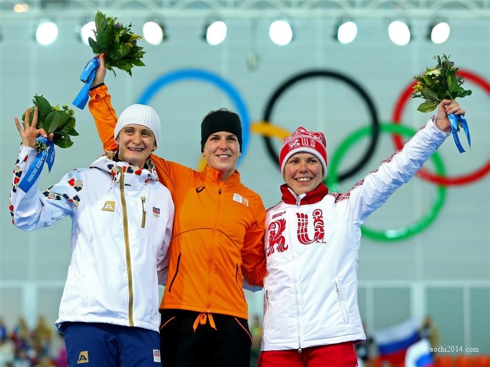 Посередине Ирен Вюст — очередной голландский конькобежец-триумфатор. Для неё это третье золото в карьере