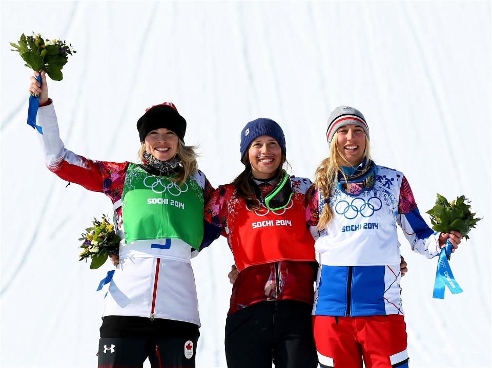 Сегодня лучшей сноубордисткой была чешка Ева Самкова (посредине). Вторая — Доминик Мальте из Канады (слева), третья — француженка Хлоя Треслёш