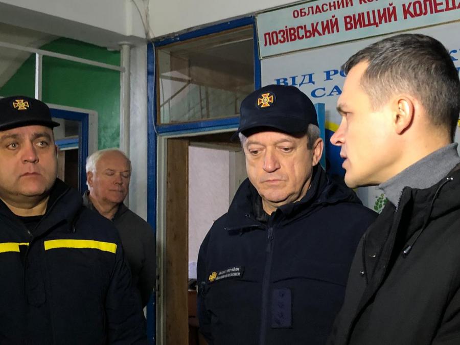 Три заклади у Лозовій місцеві посадовці оглядали разом з начальником ДСНС України в Харківській області Олександром Волобуєвим, директором Департаменту цивільного захисту Харківської ОДА Павлом Пономаренком та головою Харківської ОДА Олексієм Кучером. Чому на систему протипожежної безпеки у коледжі не виділяли гроші, Кучер пообіцяв з'ясувати найближчим часом. Фото: kharkivoda.gov.ua