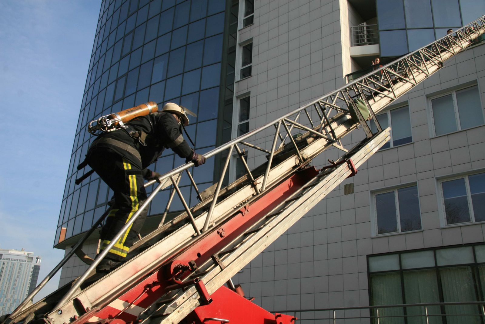 Пожарный по лестнице. Пожарник лезет по лестнице. Пожарный поднимается по лестнице. Пожарный на лестнице мультяшка. Пожарная лестница.