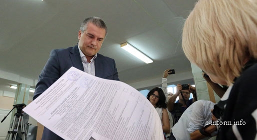 Самопровозглашённый «и.о. главы Крыма» Сергей Аксёнов на избирательном участке