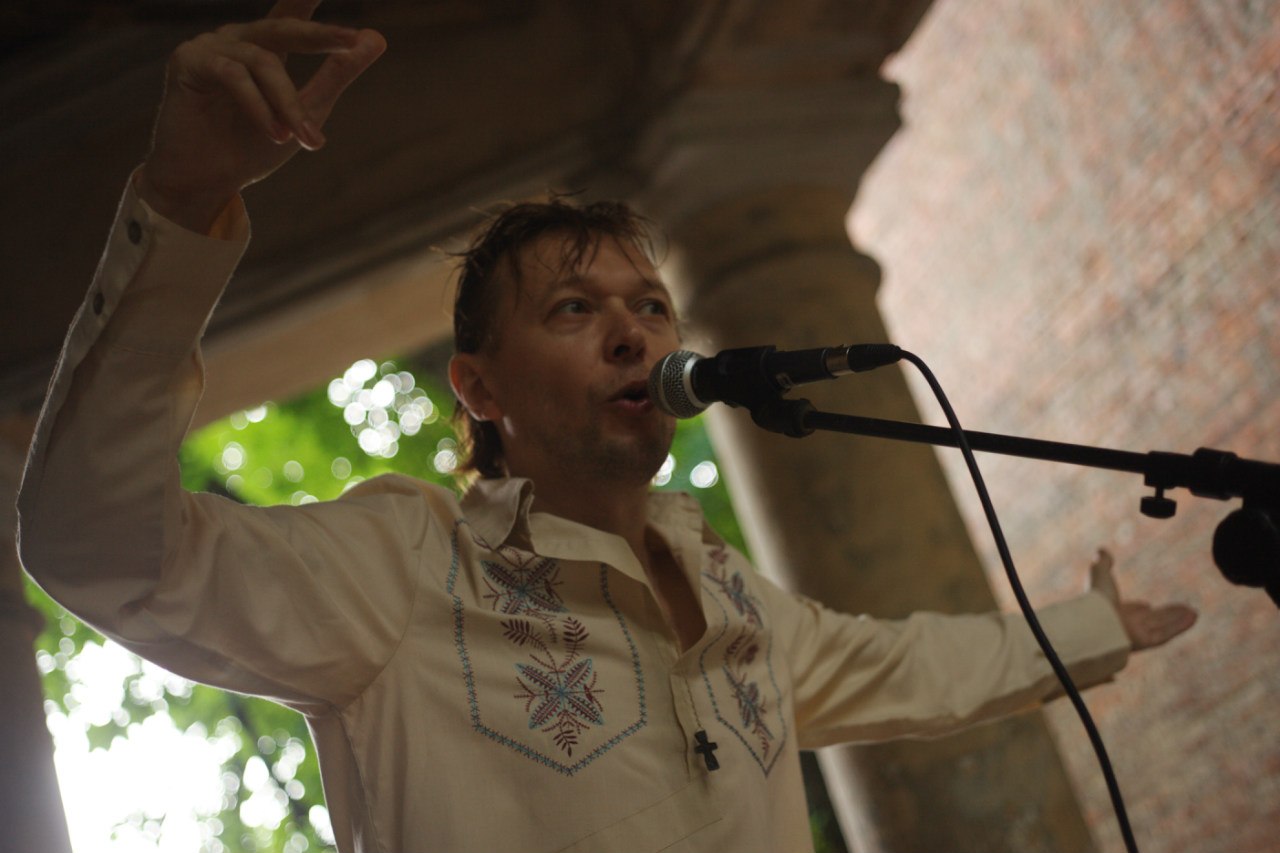 Эдуард Безродный, творческий вечер во дворе дома Сурукчи 28 июня. Фото: Кирилл Волков