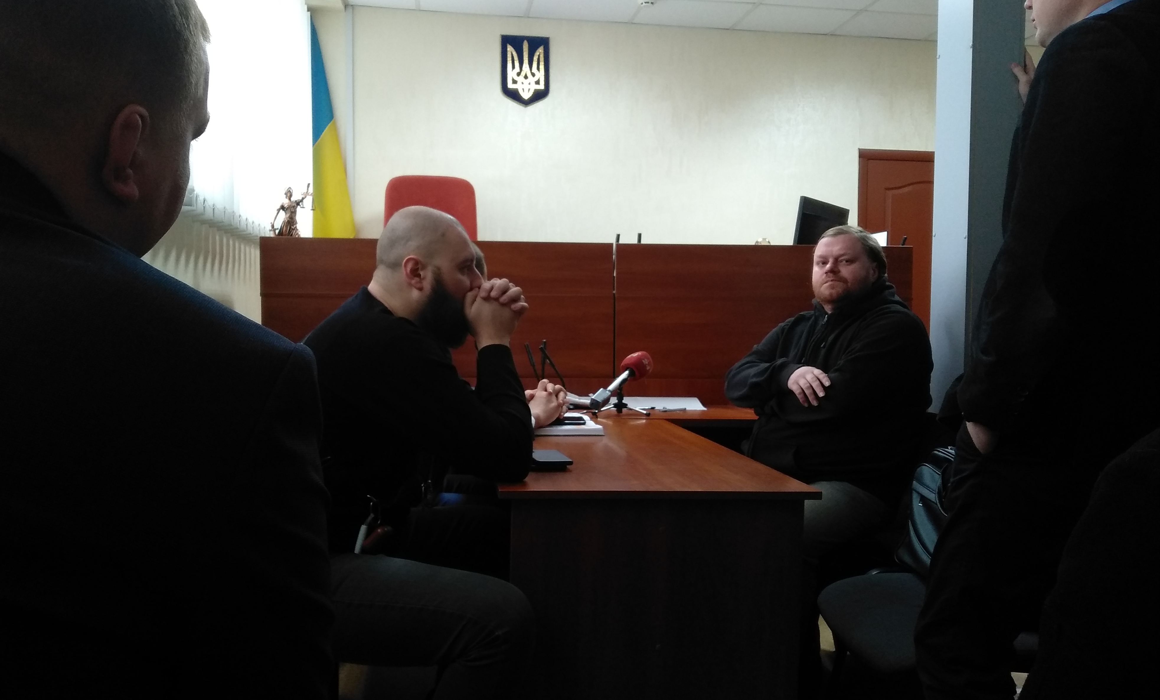 Один з обвинувачених Сергій Козлюк (ліворуч) і потерпілий Вадим Макарюк (праворуч)
