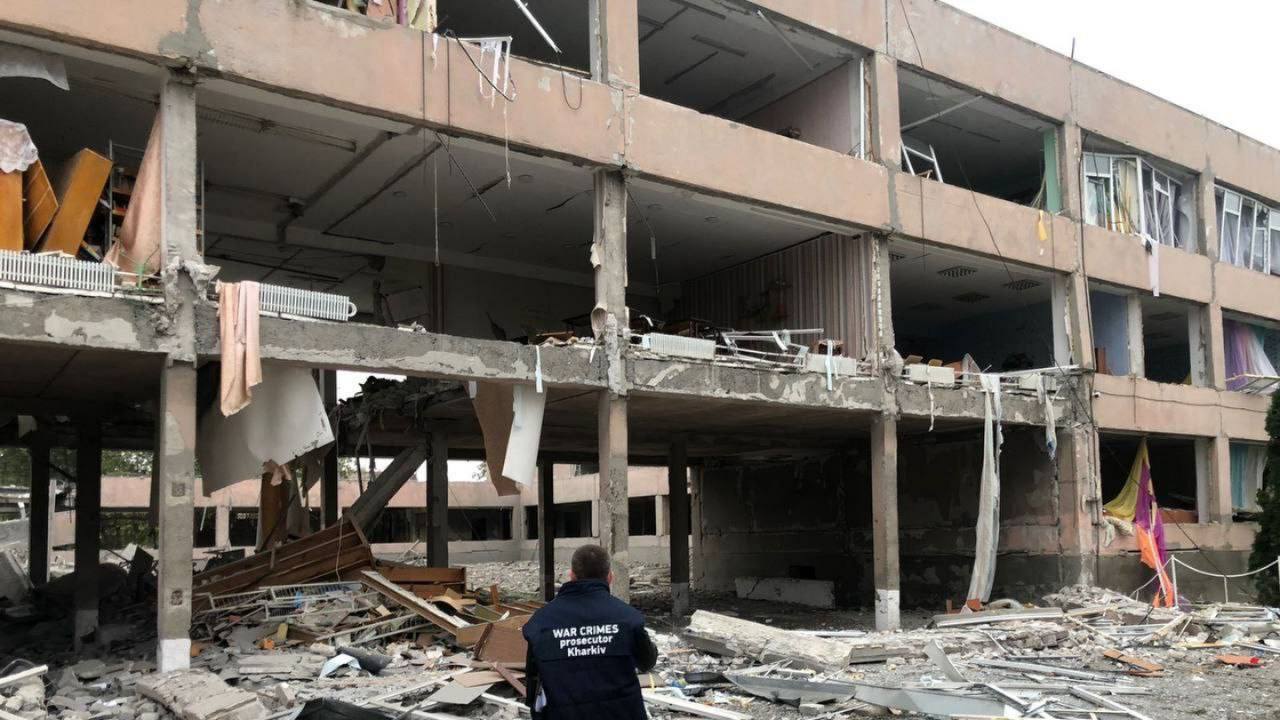Від російського обстрілу 13 вересня зруйнована школа в Лозовій. Новости ...