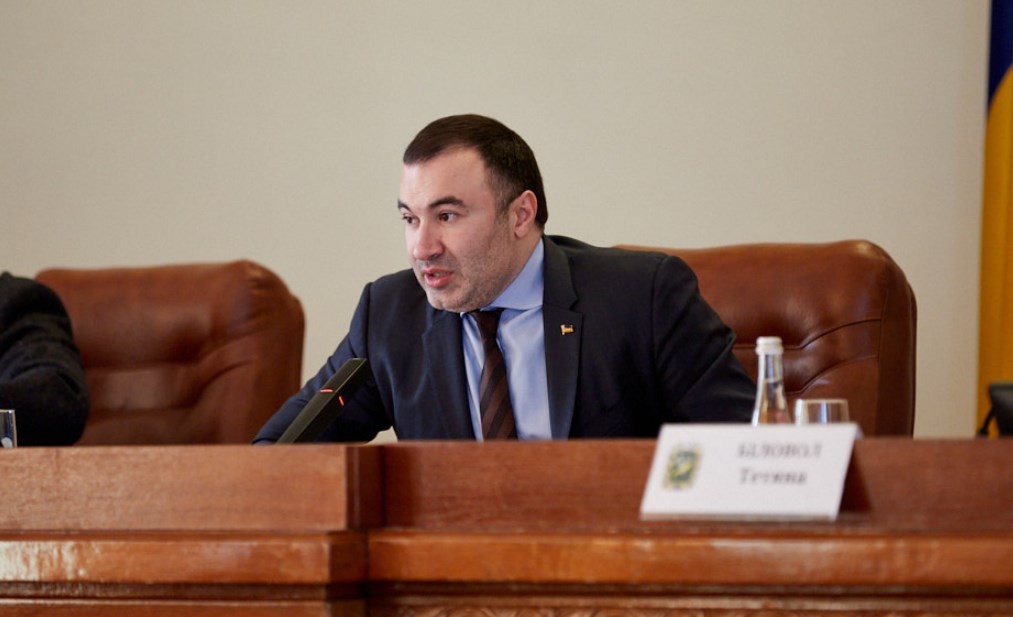 Артур Товмасян, обраний депутатом від партії «Слуга народу», очолював Харківську обласну раду з грудня 2020 по серпень 2021. Після підозри у хабарі його виключили з фракції «Слуги народу»